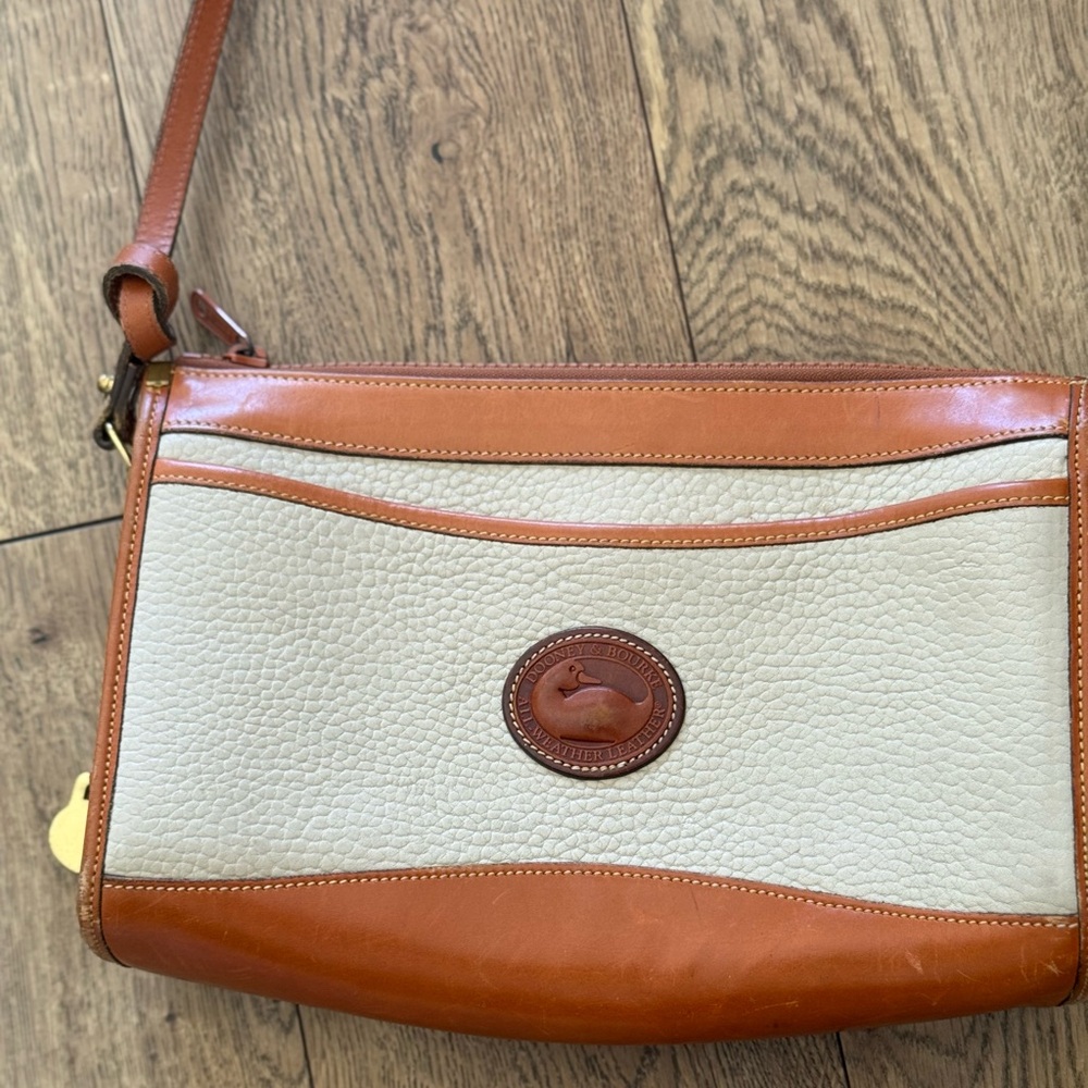 VINTAGE Dooney & Bourke Tan and Cream Genuine Leather Crossbody Bag - Picture 4 of 16